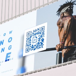 Exemplo de uso de um QR Code em um painel de anúncio.