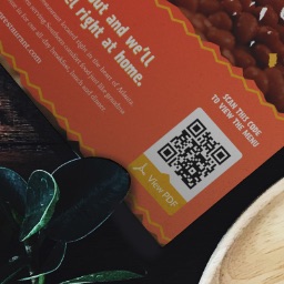 Exemplo de uso de um QR Code em um cardápio de serviço de entrega.