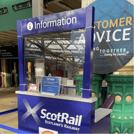 Centro de informações de ScotRail numa estação de trem.