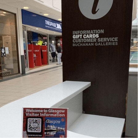 QR Code impresso num display de mesa do Downtown City Maps num ponto de informações oferecendo a visitantes mais dados sobre Glasgow