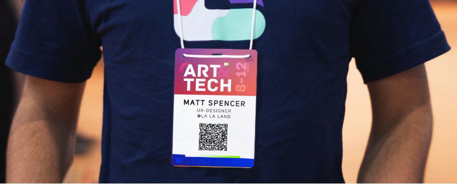 Um QR Code Estático num crachá de uma conferência