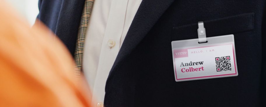 Exemplo de um QR Code num crachá de identificação