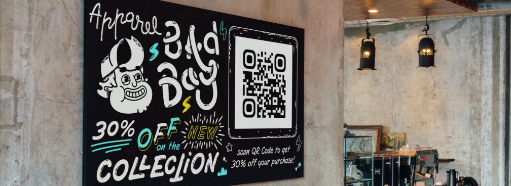 Exemplo de QR Code num poster dentro de uma loja