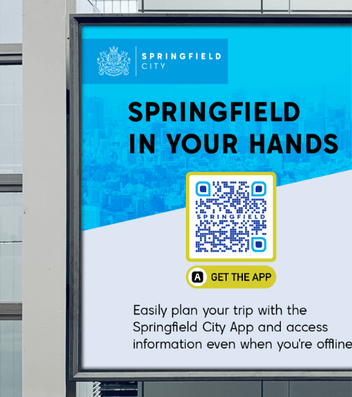 Um painel publicitário que divulga o aplicativo da cidade com um QR Code.