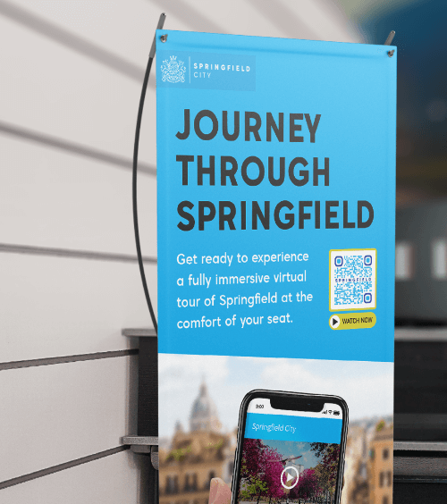 Um banner incentivando o turismo de uma cidade com um QR Code que mostra um vídeo da cidade.
