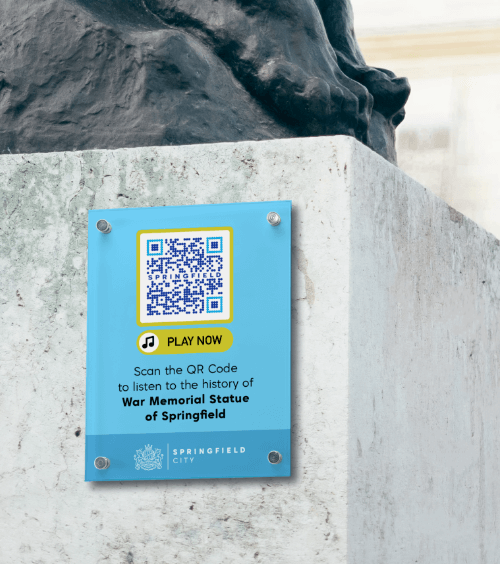 Uma placa num monumento da cidade com um QR Code que contém um áudio guia sobre a história da cidade.