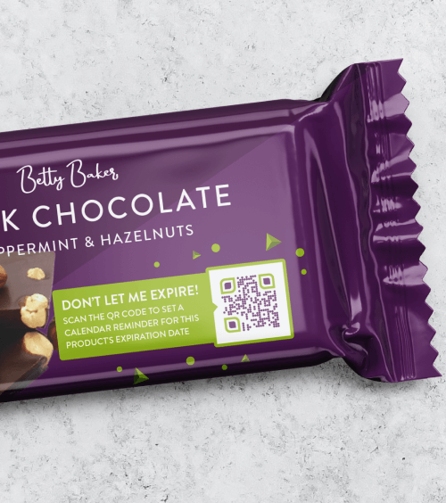 Uma embalagem roxa de uma barra de avelã de chocolate preto com um QR Code impresso para lembrar a data de validade.