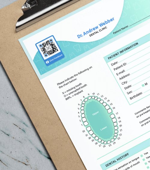 Clipboard com uma ficha clínica do paciente, incluindo um QR Code com uma moldura 
