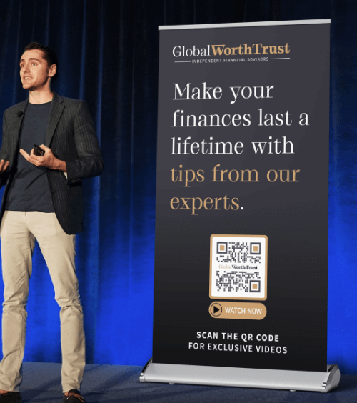 Um banner em uma conferência com um QR Code divulgando vídeos exclusivos de uma empresa de consultoria financeira.