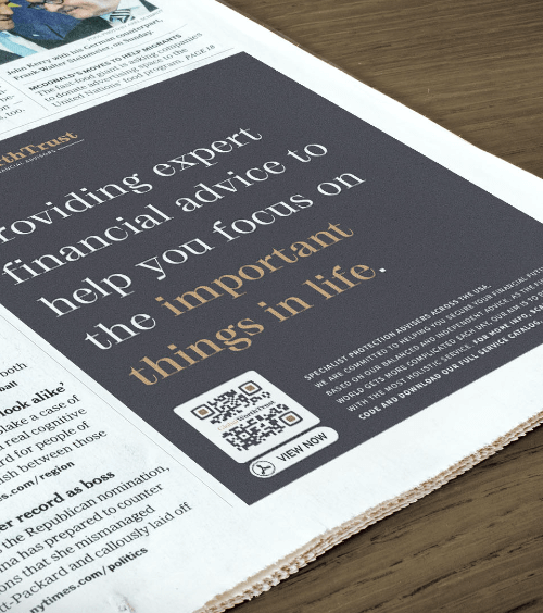 Anúncio num jornal com um QR Code que contém um catálogo de serviços em PDF da empresa de consultoria financeira.