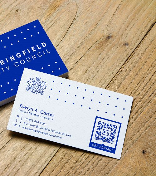Um cartão de visita de um membro do conselho municipal com um QR Code que mostra informações de contato.