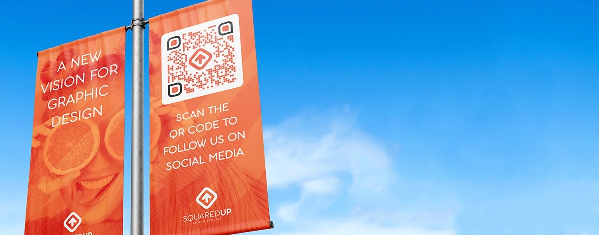 QR Code num banner que divulga as redes sociais de uma empresa de design 