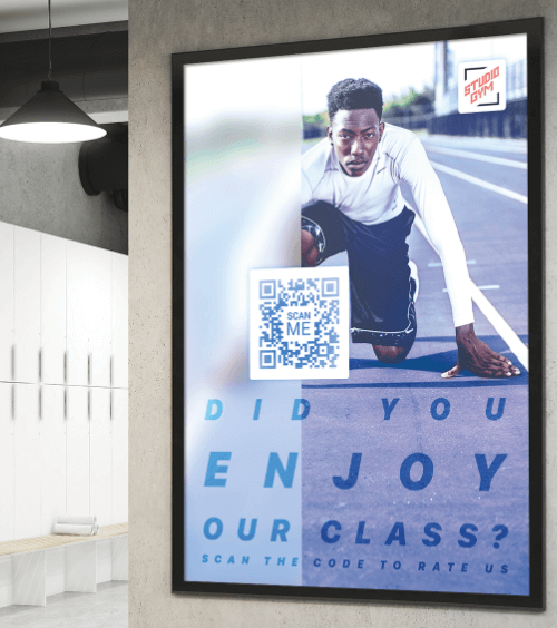 Um poster em uma academia de ginástica com um QR Code que incentiva os usuários a deixarem uma avaliação ou um feedback.