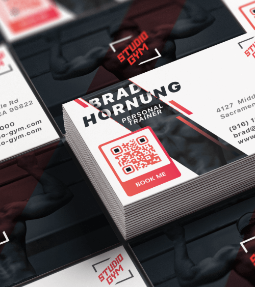 Cartão de visita de um personal trainer com um QR Code que mostra o horário de funcionamento da academia.