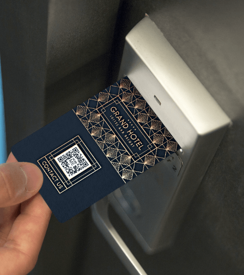 Um cartão de hotel com um QR Code que mostra informações de contato do hotel.