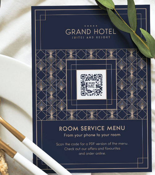 Um cardápio de serviço de quarto em um hotel com um QR Code que contém uma versão PDF do cardápio.