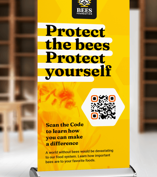 Um display de mesa com um QR Code que mostra a versão PDF do livreto informativo de uma ONG.