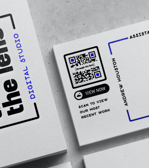 Um cartão de visita de um fotógrafo com um QR Code que mostra imagens de obras fotográficas.
