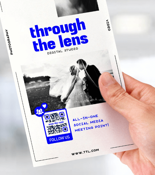 Um flyer de um estúdio fotográfico com um QR Code que mostra as redes sociais do estúdio.