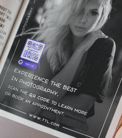Um anúncio de revista com um QR Code que mostra informações detalhadas de um estúdio de fotografia.