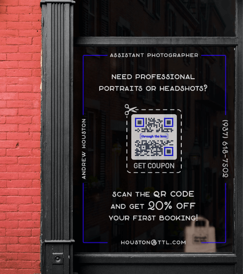 Vitrine de um estúdio fotográfico com um QR Code que oferece um cupom de desconto.