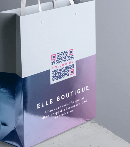 Uma sacola de compras de uma loja com um QR Code que encaminha os usuários para uma lista de redes sociais.