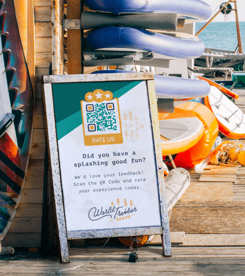 Uma placa de publicidade em um ponto de reserva de paddleboarding com um QR Code que convida os clientes a avaliar suas experiências