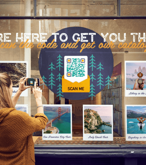 Uma mulher escaneando um QR Code do lado de fora de um escritório de uma agência de viagens para baixar um pdf