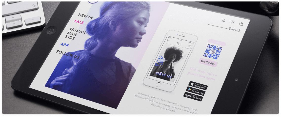 Um tablet em uma loja de roupa com um QR Code que vincula o aplicativo da loja na Apple App Store, Google Play e Amazon Appstore.