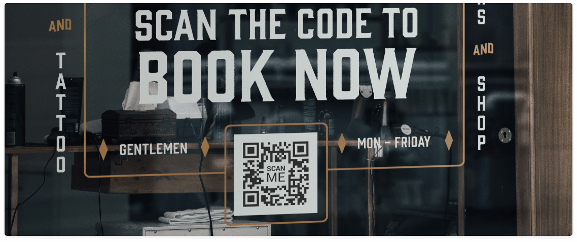 Vitrine com um QR Code que vincula uma plataforma de reservas online.