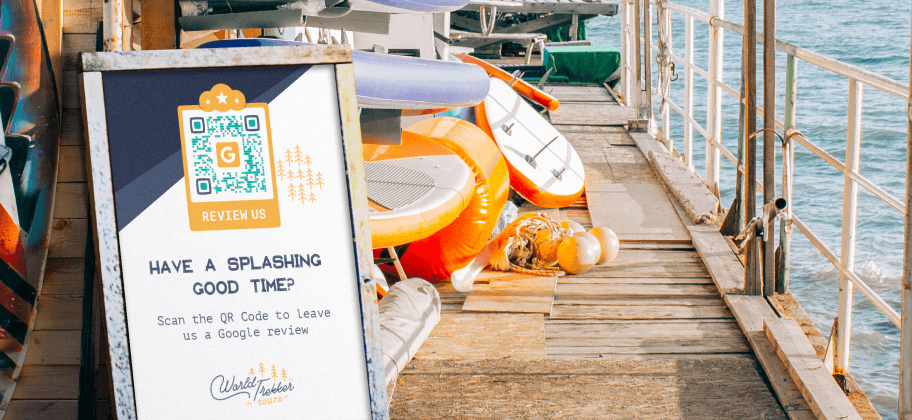 Uma placa de uma agência de caiaque com um QR Code solicitando que as pessoas deixem uma avaliação no Google.