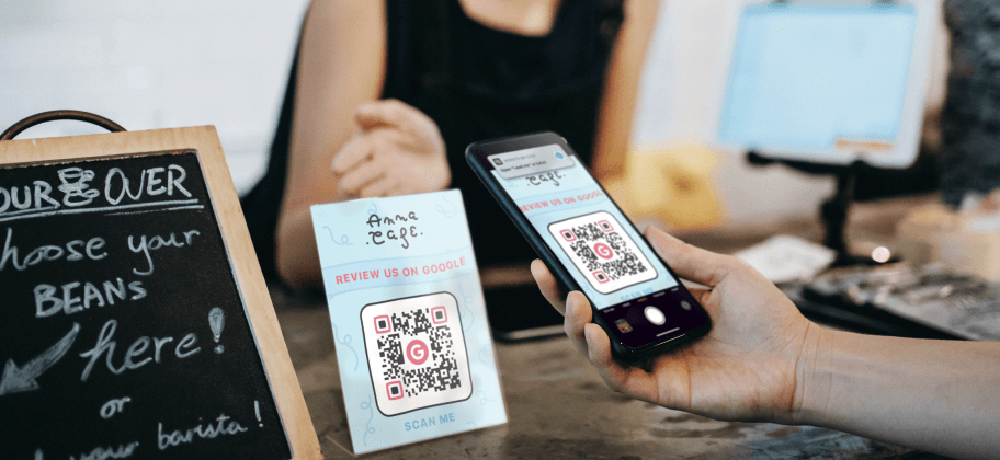 Uma pessoa escaneando um QR Code numa loja
