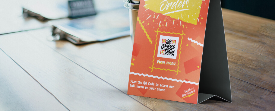 QR Code num display de mesa que mostra o cardápio de um restaurante